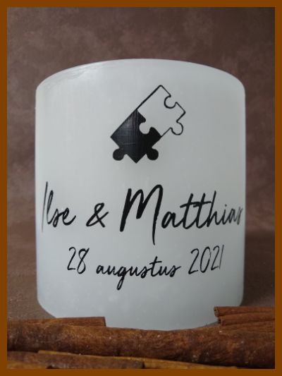 Online bestelde eigentijdse huwelijkskaars of klassieke trouwkaars of jubileumkaars met handbeschilderde huwelijksnamen en huwelijksdatum in een sierlijk gouden lettertype. Geen foto op de kaars gekleefd.