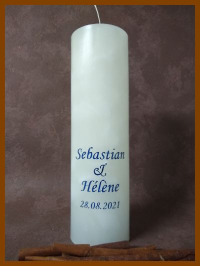 Online bestelde eigentijdse huwelijkskaars of klassieke trouwkaars of jubileumkaars met handbeschilderde huwelijksnamen en huwelijksdatum in een sierlijk gouden lettertype. Geen foto op de kaars gekleefd.
