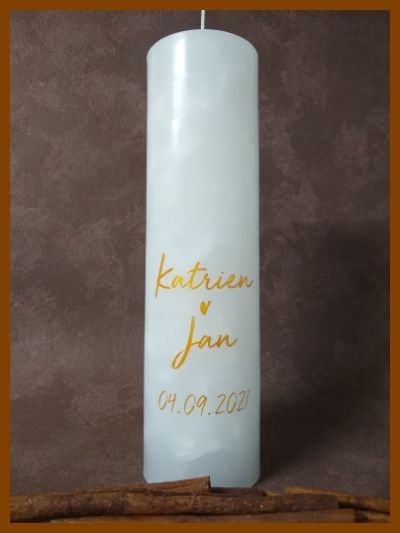 Online bestelde eigentijdse huwelijkskaars of klassieke trouwkaars of jubileumkaars met handbeschilderde huwelijksnamen en huwelijksdatum in een sierlijk gouden lettertype. Geen foto op de kaars gekleefd.