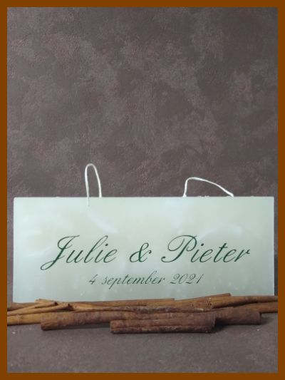 Online bestelde eigentijdse huwelijkskaars of klassieke trouwkaars of jubileumkaars met handbeschilderde huwelijksnamen en huwelijksdatum in een sierlijk gouden lettertype. Geen foto op de kaars gekleefd.