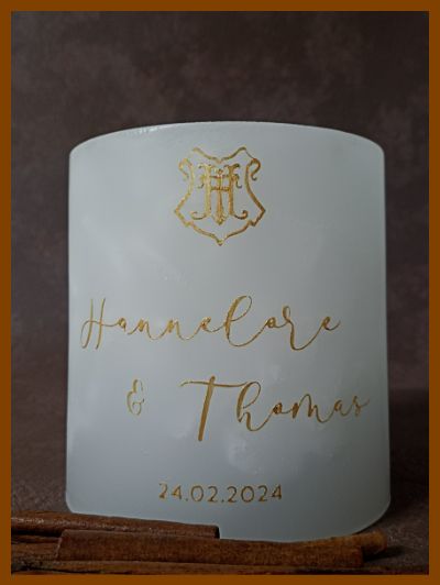 Een gepersonaliseerde handgemaakte huwelijkskaars online laten maken in Brugge met mooie huwelijksteksten in een sierlijk of strak lettertype.