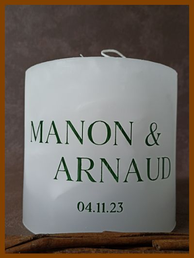 Een gepersonaliseerde handgemaakte huwelijkskaars online laten maken in Brugge met mooie huwelijksteksten in een sierlijk of strak lettertype.