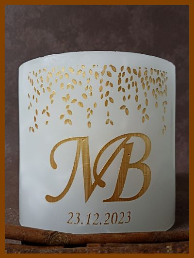 Een gepersonaliseerde handgemaakte huwelijkskaars online laten maken in De Kaarsengieterij te Brugge met mooie huwelijksteksten in een sierlijk of strak lettertype.