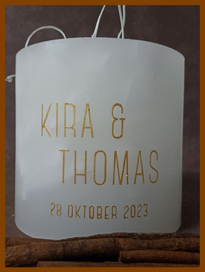 Een gepersonaliseerde handgemaakte huwelijkskaars online laten maken in De Kaarsengieterij te Brugge met mooie huwelijksteksten in een sierlijk of strak lettertype.