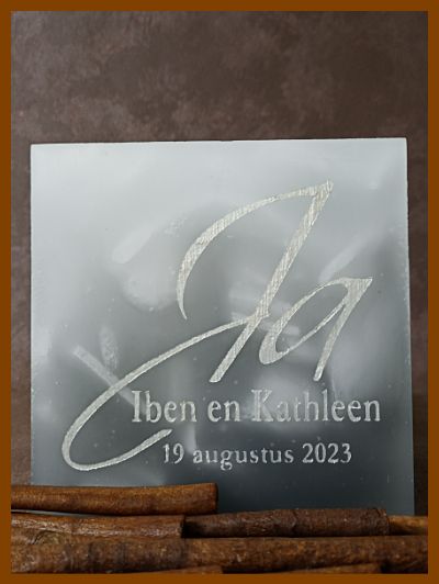 Een gepersonaliseerde handgemaakte huwelijkskaars online laten maken in De Kaarsengieterij te Brugge met mooie huwelijksteksten en initialen in een sierlijk of strak lettertype.