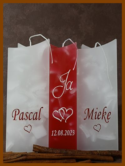 Een gepersonaliseerde handgemaakte huwelijkskaars online laten maken in De Kaarsengieterij te Brugge met mooie huwelijksteksten en initialen in een sierlijk of strak lettertype.