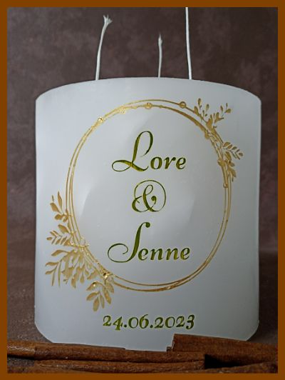 Een gepersonaliseerde handgemaakte huwelijkskaars online aankopen met een logo of huwelijksteksten.