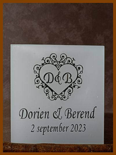 Een handgemaakte gepersonaliseerde huwelijkskaars online bestellen met een logo of huwelijksteksten.