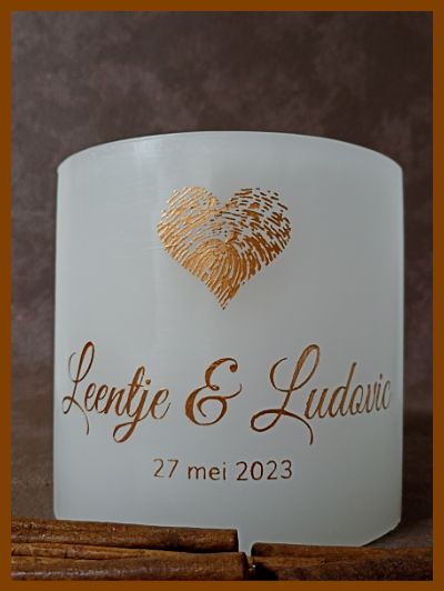 Een handgemaakte gepersonaliseerde huwelijkskaars online bestellen met een logo of huwelijksteksten.