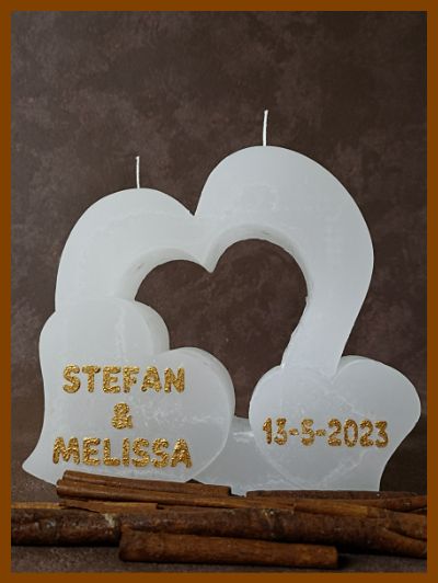 Een gepersonaliseerde 3D huwelijkskaars in hartvorm voorzien van namen en huwelijksdatum.