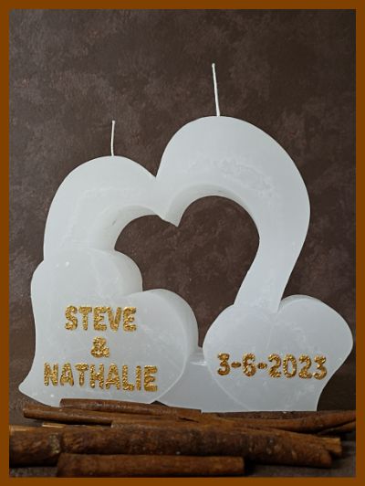 Een gepersonaliseerde 3D huwelijkskaars in hartvorm voorzien van namen en huwelijksdatum.
