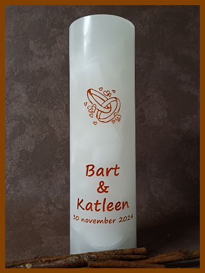 Een mooie handgemaakte gepersonaliseerde huwelijkskaars met kalligrafie.