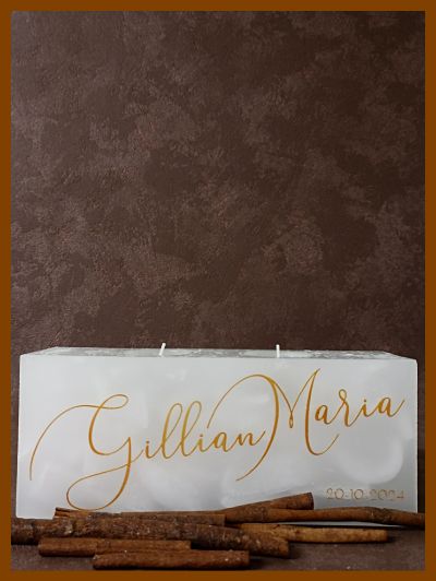 Een mooie handgemaakte gepersonaliseerde huwelijkskaars met kalligrafie.