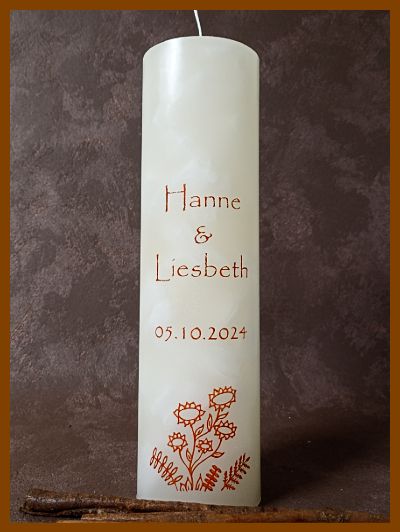 Een mooie handgemaakte gepersonaliseerde huwelijkskaars met kalligrafie.