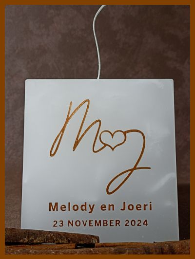 Een mooie handgemaakte gepersonaliseerde huwelijkskaars met kalligrafie.