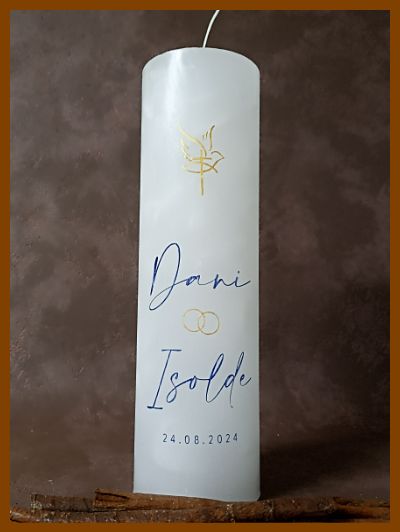 Een mooie handgemaakte gepersonaliseerde huwelijkskaars met kalligrafie.