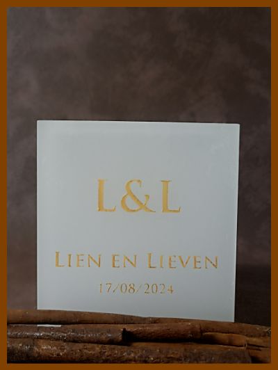 Een mooie handgemaakte gepersonaliseerde huwelijkskaars met kalligrafie.