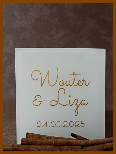 Een mooie handgemaakte gepersonaliseerde huwelijkskaars met kalligrafie.