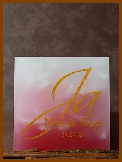 Een mooie handgemaakte gepersonaliseerde huwelijkskaars met kalligrafie.