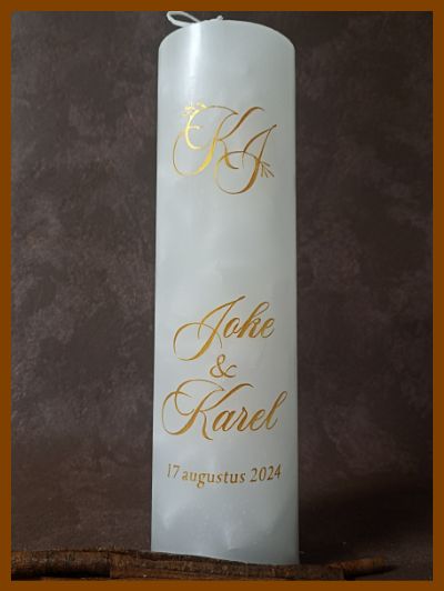 Een mooie handgemaakte gepersonaliseerde huwelijkskaars met kalligrafie.