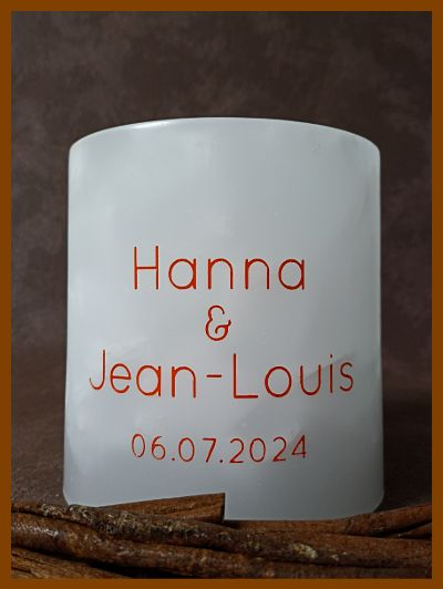 Een mooie handgemaakte gepersonaliseerde huwelijkskaars met kalligrafie.