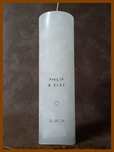 Een mooie handgemaakte gepersonaliseerde huwelijkskaars met kalligrafie.