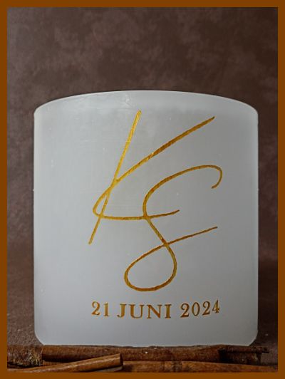 Een mooie handgemaakte gepersonaliseerde huwelijkskaars met kalligrafie.