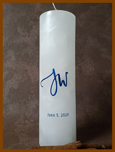 Een mooie handgemaakte gepersonaliseerde huwelijkskaars met kalligrafie.