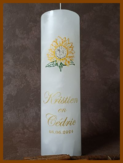 Een mooie handgemaakte gepersonaliseerde huwelijkskaars met kalligrafie.
