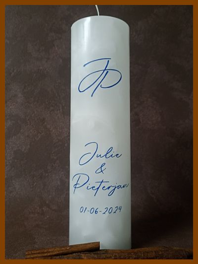 Een mooie handgemaakte gepersonaliseerde huwelijkskaars met kalligrafie.