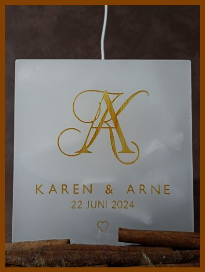 Een mooie handgemaakte gepersonaliseerde huwelijkskaars met kalligrafie.