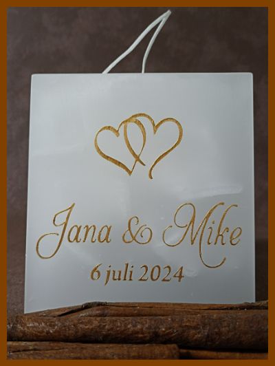 Een mooie handgemaakte gepersonaliseerde huwelijkskaars met kalligrafie.