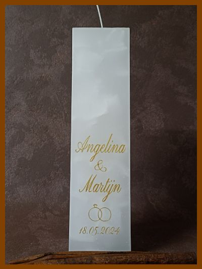 Een mooie handgemaakte gepersonaliseerde huwelijkskaars met kalligrafie.