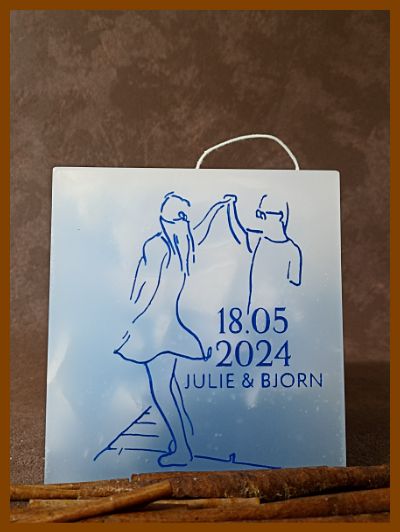 Een mooie handgemaakte gepersonaliseerde huwelijkskaars met kalligrafie.
