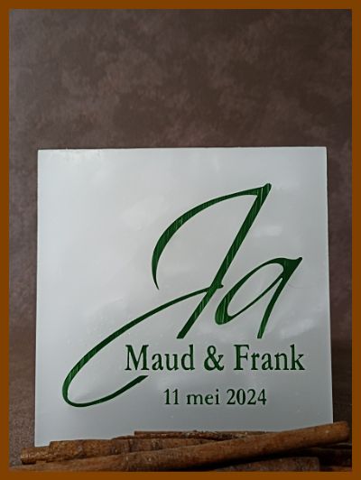 Een mooie handgemaakte gepersonaliseerde huwelijkskaars met kalligrafie.